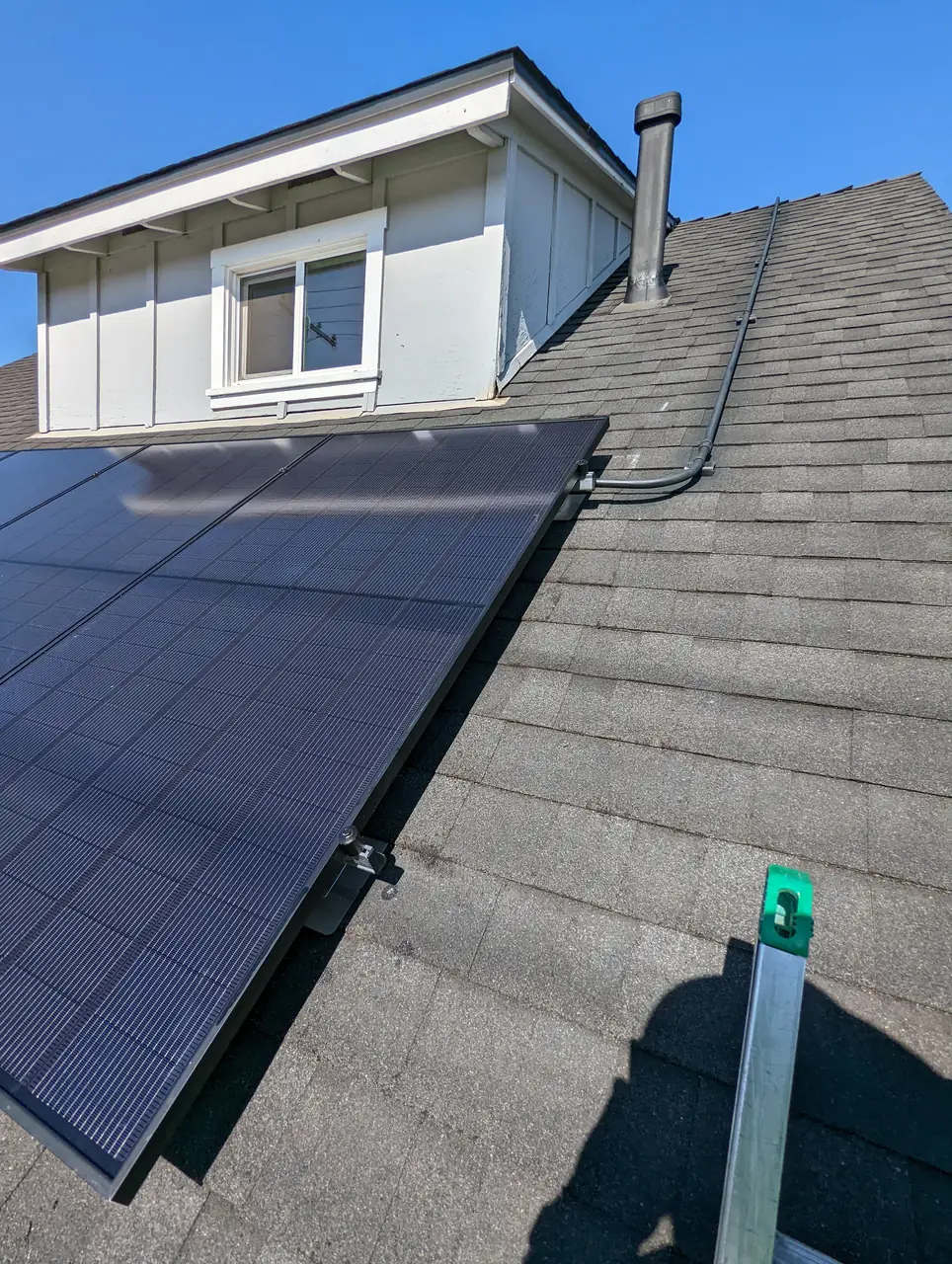 Solar array combining roof and patio-level mounting in Covina