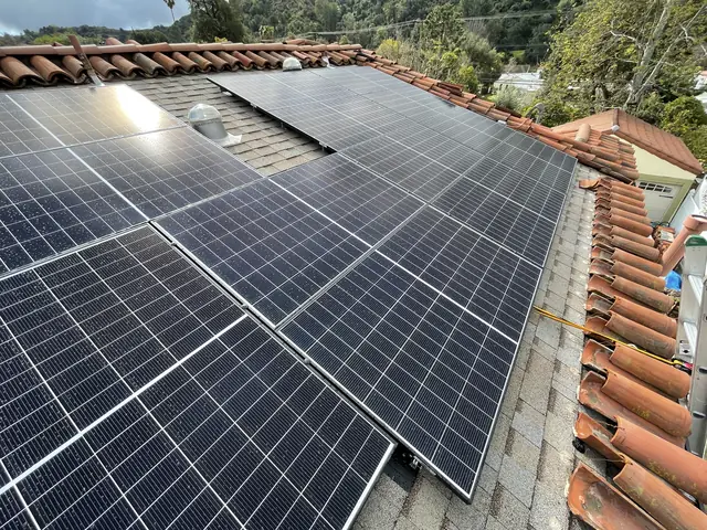 Home solar installation in Glendale, CA