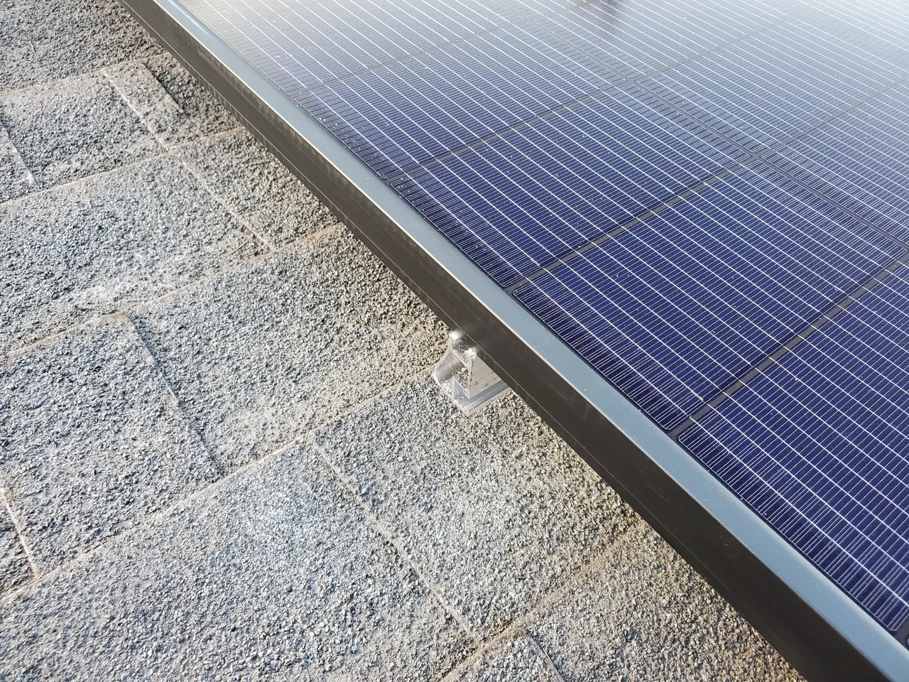 Solar modules meeting the shingle course, photographed close to the roof surface, Hancock Park, Los Angeles