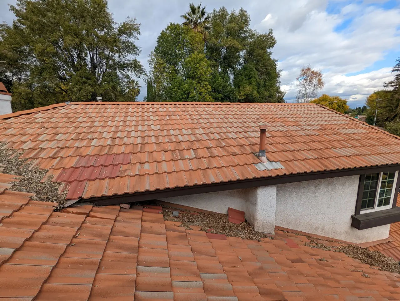 Tile roof of a single-storey wing seen from above, Northridge