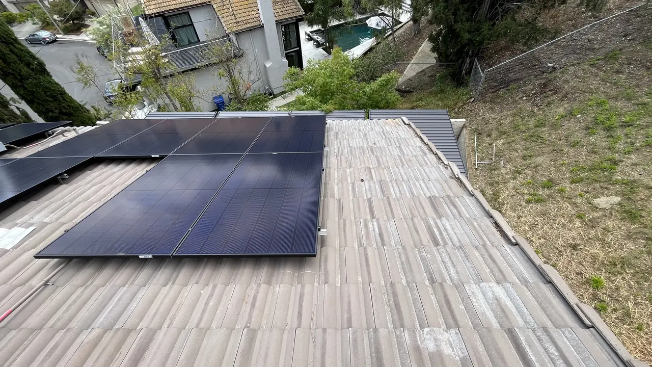 Q CELLS solar array with Enphase IQ8 microinverters in Woodland Hills